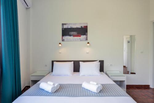 Loucerna Suites Chaniaにあるベッド
