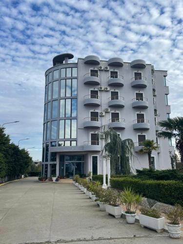 a large white building with a lot of windows at Hotel Silvio in Fier