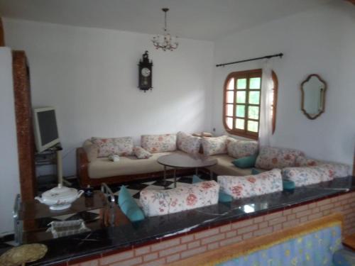 uma sala de estar com um sofá e uma mesa em Amsa aqua villa em Tétouan