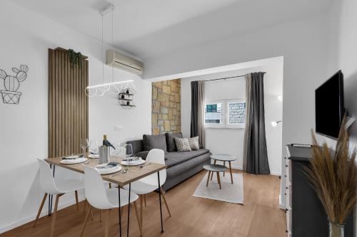 Apartments with parking space Makarska - 21544