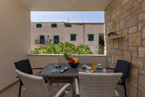 Apartments with parking space Makarska - 21544
