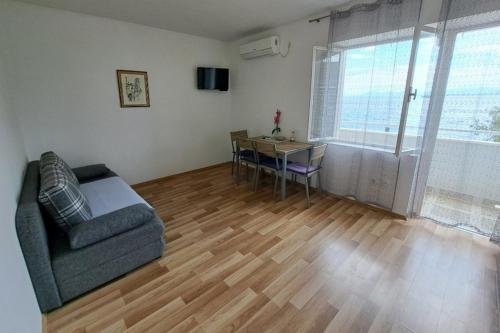 sala de estar con sofá y mesa en Seaside holiday house Igrane, Makarska - 21577, en Igrane
