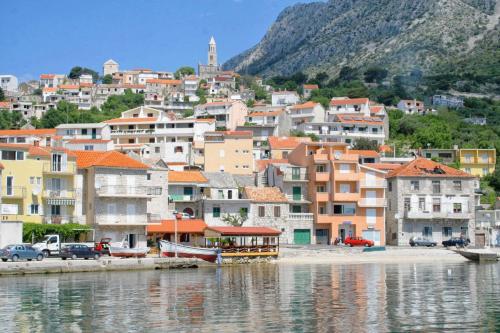 una ciudad a orillas de un cuerpo de agua en Seaside holiday house Igrane, Makarska - 21577, en Igrane