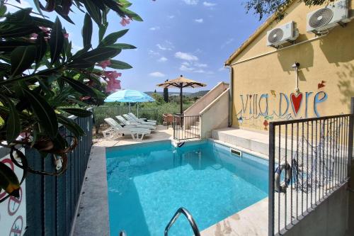 - une petite piscine à côté d'un bâtiment dans l'établissement Luxury villa with a swimming pool Skrip, Brac - 17350, à Postira