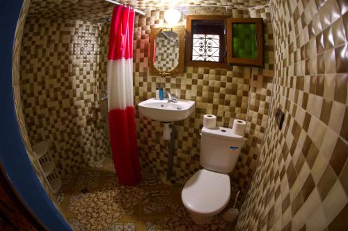 フェズにあるDar Noursinn Fezの小さなバスルーム(トイレ、シンク付)