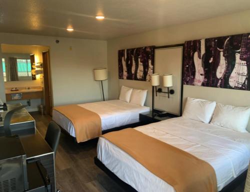 Habitación de hotel con 2 camas y escritorio en GO2 Inn & Suites by Relianse en El Paso