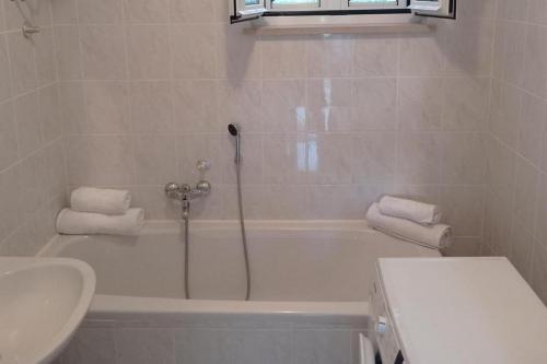 ルンバルダにあるSeaside holiday house Lumbarda, Korcula - 21202の浴槽と洗面台のある白いバスルーム