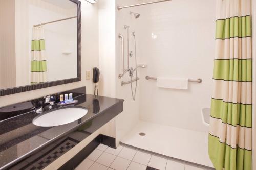 Et badeværelse på Fairfield Inn & Suites by Marriott Grand Island