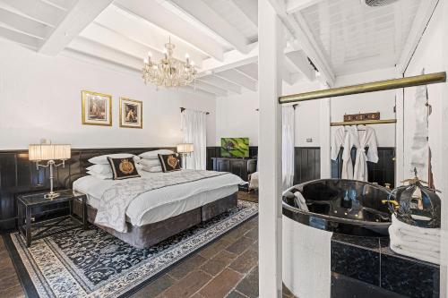 um quarto com uma cama e uma banheira em A Loft In The Mill Boutique Accommodation em Olinda