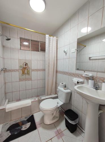bagno con servizi igienici bianchi e lavandino di "Apartamento Blanco" en Centro de Baños a Baños
