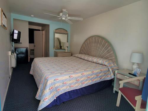 Cette chambre comprend un lit et un ventilateur de plafond. dans l'établissement Conca D'or Motel, à Wildwood Crest