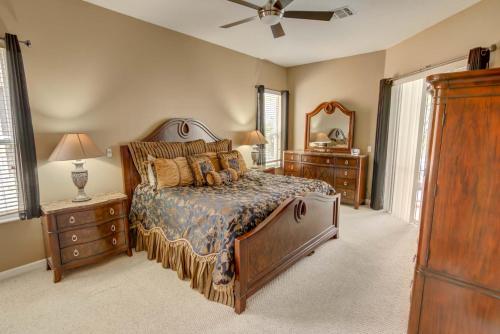um quarto com uma cama, uma cómoda e um espelho em Rons Highlands Reserve Vacation Home em Davenport