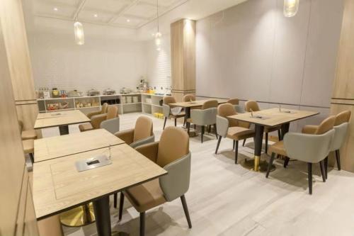 a restaurant with tables and chairs in a room at Morninginn, Chenzhou Guiyang in Guiyang