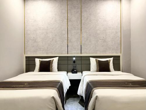 dos camas sentadas una al lado de la otra en una habitación en LION 8 Hotel, en Can Tho