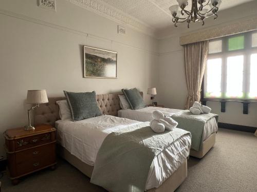 um quarto com 2 camas e um lustre em Middlesex - Your home away from home em Orange