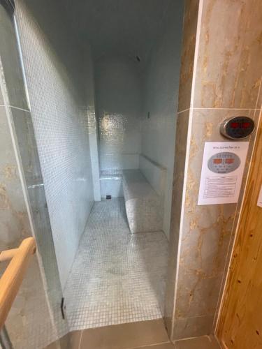 uma casa de banho com uma cabina de duche ao nível do chão ao lado de um WC em Copacabana Pattaya em Praia de Jomtien