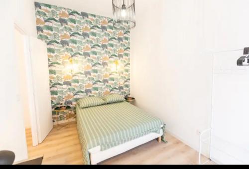 une pièce avec un banc avec un mur fleuri dans l'établissement Marseille centre T2 joliette, à Marseille