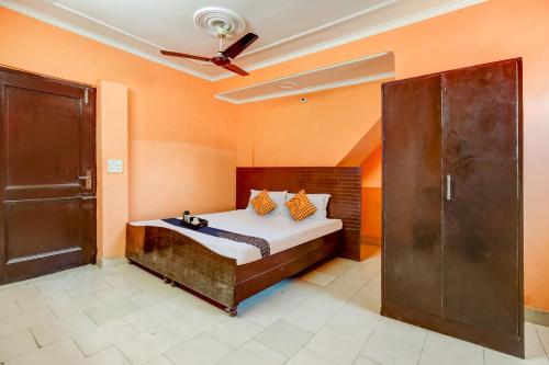 1 dormitorio con 1 cama y ventilador de techo en SPOT ON Hotel New Style, en Zirakpur
