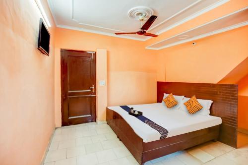 1 dormitorio con 1 cama y ventilador de techo en SPOT ON Hotel New Style, en Zirakpur