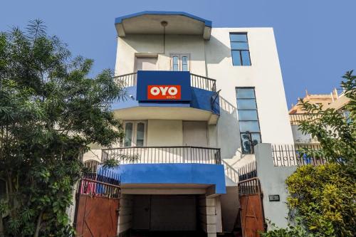 Schild an der Seite eines Gebäudes in der Unterkunft OYO Flagship Hotel Kashyap Heritage in Patna