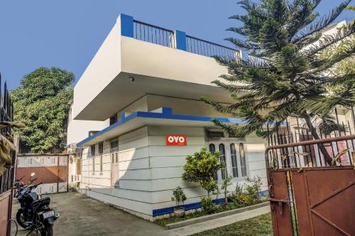 a white building with a sign on it at OYO Flagship Hotel Kashyap Heritage in Patna