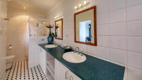 a bathroom with two sinks and a mirror at Hilltop Motel in Broken Hill