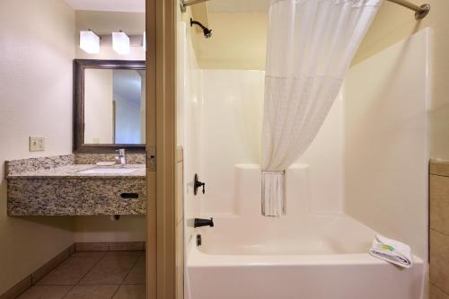 La salle de bains est pourvue d'une baignoire et d'un lavabo. dans l'établissement Mountain Valley Lodge Hailey Sun Valley, à Hailey