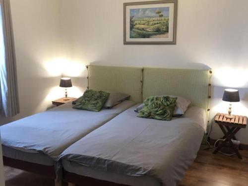 2 camas individuales en una habitación con 2 lámparas en Gîte Le Bouchaud, 5 pièces, 8 personnes - FR-1-489-227, en Le Bouchaud