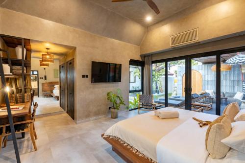Кровать или кровати в номере Zee Design Villa & Spa Sanur