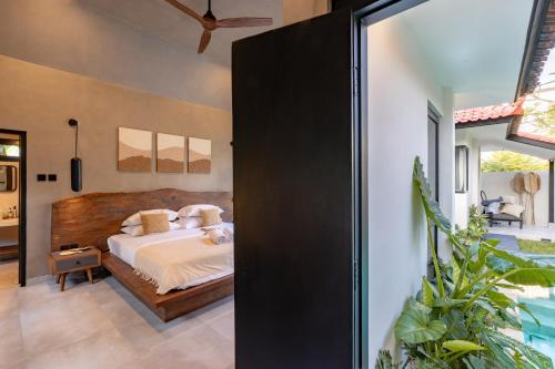 Кровать или кровати в номере Zee Design Villa & Spa Sanur