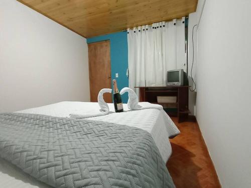 Un dormitorio con una cama con cisnes. en Casa en Guasca en Guasca