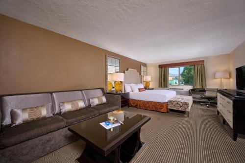 ein Hotelzimmer mit einem Bett und einem Sofa in der Unterkunft Mountain Valley Lodge Hailey Sun Valley in Hailey