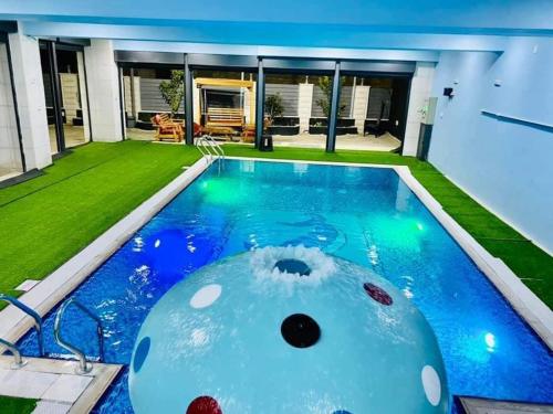 傑里科的住宿－villa wardet algabal，房屋中间的游泳池
