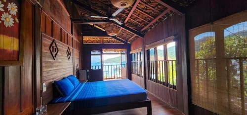 Llit o llits en una habitació de Nhà Gỗ Villa