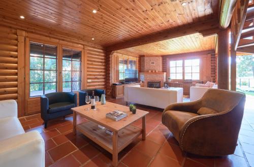 sala de estar con sillas y mesa en una habitación en Beach & Golf Retreat w Amazing pool, By TimeCooler en Aroeira