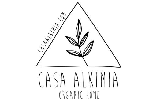 Casa Alkimia Town في إيسلا موخيريس: مثلث بداخله نبات وكلمة كازا ألكمار