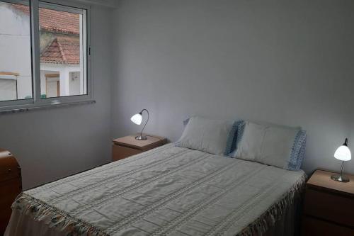 - une chambre avec un lit, deux lampes et une fenêtre dans l'établissement Villa T2 Maçussa - 45min Lisbon, à Massuça