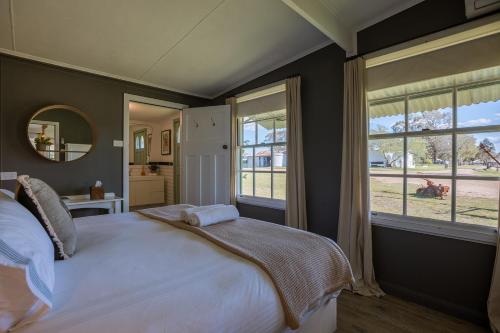 una camera da letto con un letto grande e una finestra di The Cooks House at Corunna Station a Belford