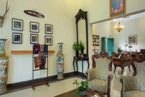 Cette chambre comprend des chaises, des vases et un miroir. dans l'établissement Margo Utomo Eco Resort, à Banyuwangi