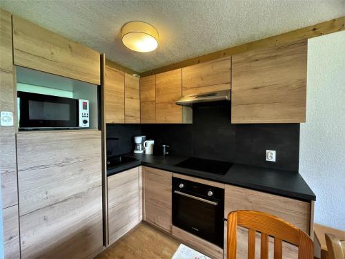 Appartement Les Menuires, 2 pièces, 4 personnes - FR-1-452-73にあるキッチンまたは簡易キッチン