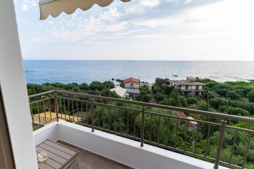 een balkon met uitzicht op de oceaan bij Costa Mare in Paralia Vrachou