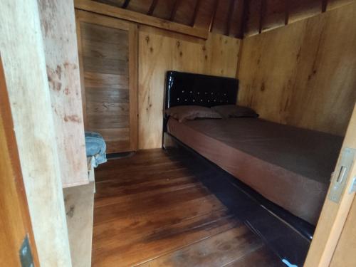 ein kleines Zimmer mit einem Bett in einer Hütte in der Unterkunft Pondok Elen Mandalika in Praya