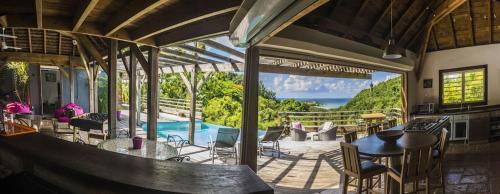 ein Haus mit Poolblick in der Unterkunft La Voile Grise - Villa de charme - Sea View in Le Gosier