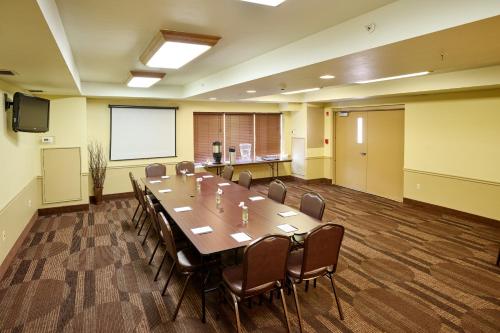 a large conference room with a long table and chairs at Mountain Valley Lodge Hailey Sun Valley in Hailey