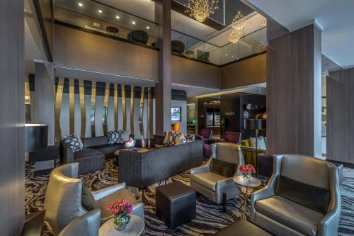 een lobby van een hotel met banken en stoelen bij Courtyard by Marriott Bethesda Chevy Chase in Bethesda
