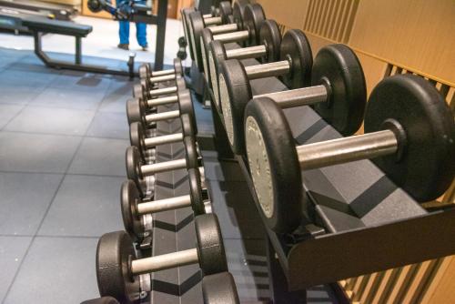 a row of dumbbells in a gym at Zhuo Ruiyunrui Hotel in Dongliucun