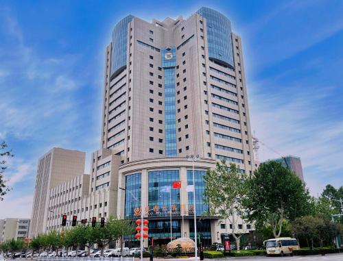 a large office building with a lot of windows at Zhuo Ruiyunrui Hotel in Dongliucun
