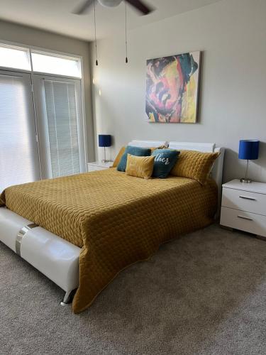 a bedroom with a large bed in a room at Stunning 2 bedroom Downtown Ft Worth in Fort Worth