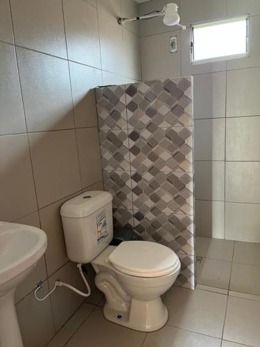 a bathroom with a toilet and a sink at Quinta Los Pinos Cotoca in Cotoca