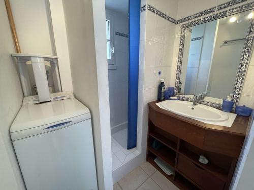 une salle de bain avec un lavabo, une douche et un miroir dans l'établissement Maison de Vacances 8 Pers à 300m Plage avec Terrasse et Parking, Saint-Jean-de-Monts - FR-1-224C-272, à Saint-Jean-de-Monts